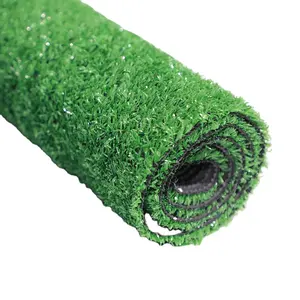 العشب الناعم الطبيعي المظهر من أجل تزيين السلالم في الهواء الطلق الحدث العشب الأخضر