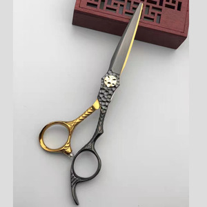 Tijeras de Peluquería Profesionales de 62 mm con Recubrimiento Dorado, Personalizables, para Diestros, con Hoja de Acero Inoxidable, Suzhou - Product Image 3