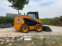 CASESV300 Chargeuse compacte sur pneus d'occasion, équipement de construction robuste pour la manutention de matériaux et les projets d'aménagement paysager