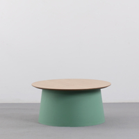 Salon de fantaisie simple petite table basse ronde blanche avec dessus de table en bois