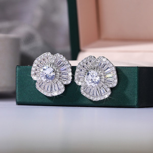 Orecchini a perno con camelia in zirconi pavé, stile lusso leggero francese, gioielli floreali dolci e versatili - Product Image 4