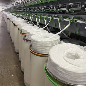 Fil à tricoter TC à basse torsion, couleur blanc brut, à extrémité ouverte, de haute qualité, nouveau fil en coton/polyester recyclé du Vietnam - Product Image 1