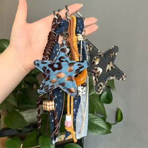 Llavero de Cuero de Lujo Ligero con Estrella de Cinco Puntas, Accesorio para Bolso, Colgante Creativo con Cuerda Trenzada - Product Image 3