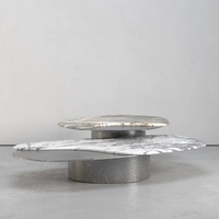 Table basse en marbre à niveaux de forme libre, avec base en métal martelé et pierre veinée irrégulière, mobilier d'appoint haut de gamme pour villa, collection Dream Home