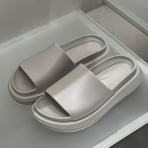 Vente en gros de chaussures décontractées de haute qualité pour hommes et femmes, pantoufles de luxe, pantoufles tendance, pantoufles personnalisées de créateurs - Product Image 1