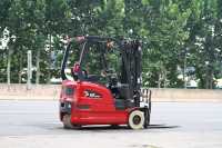 Chariot élévateur électrique à 3 roues 1,5T/2T, conception mini à 3 roues, batterie LiFePO4, hauteur de levage 3m, braquage ultra-étroit pour allées étroites