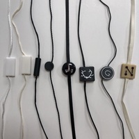 Accessoires de vêtements personnalisés Étiquette d'étanchéité en plastique Étiquette volante de marque Serrure à cordon Vente en gros Marque personnalisée Serrure à corde pour vêtement
