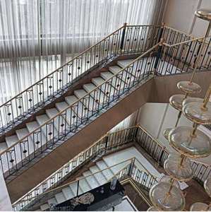 Rampe d'escalier intérieure haut de gamme en fer forgé noir et or avec éléments en laiton et marbre pour la vente en gros - Product Image 4
