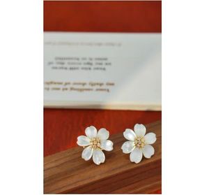 ต่างหูรูปดอกลิลลี่ทองคำ 18k ประดับเพชรธรรมชาติ ดีไซน์ใหม่จากซินฟลาย สำหรับผู้หญิง - Product Image 1