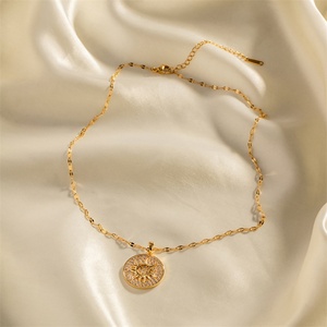 Collar de Mujer de Alta Calidad Chapado en Oro con Colgante Redondo de Zirconia en Forma de Sol - Product Image 2