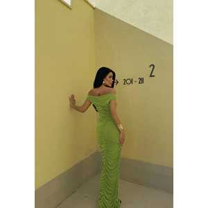 Robe de soirée formelle verte A-Line Naselinta avec sequins, perles, fleurs et plumes, disponible en tailles XS, longueur au sol ou au genou, effet 3D - Product Image 1