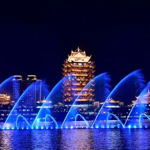 Große moderne Wasser fontänen im Freien führten Feuerwerk Lichter Musik tanzenden Wasser brunnen