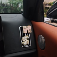 Diffuseur de parfum pour voiture personnalisé avec lettre, design floral unique, parfum naturel DIY sans électricité