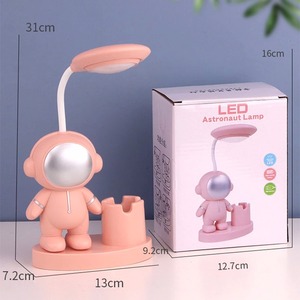 Lampe de bureau LED flexible et créative en forme d'astronaute avec taille-crayon intégré, lampe de chevet à couleur réglable pour chambre d'enfant et d'étudiant - Product Image 5