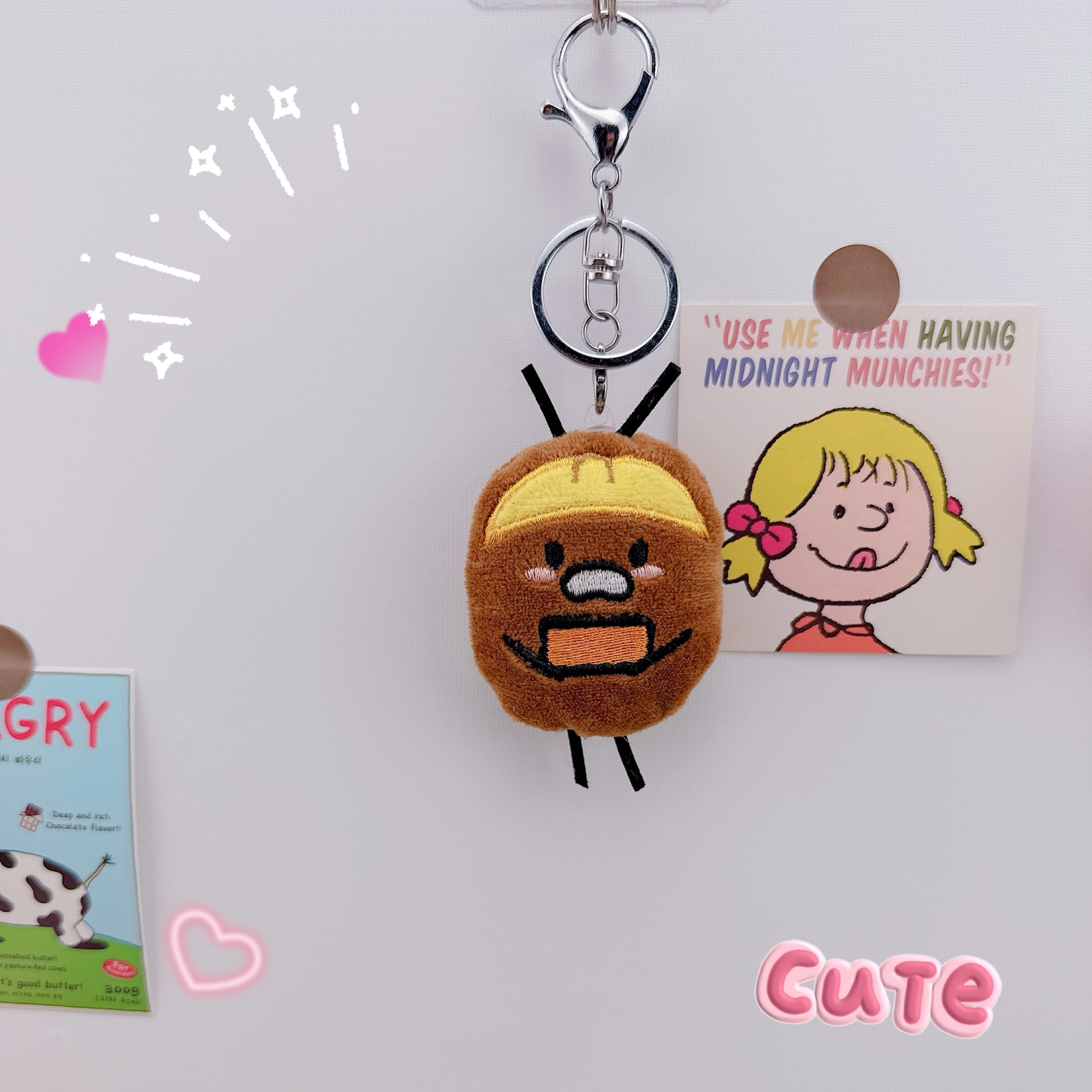 พวงกุญแจแมลงสาบตัวเล็กหมวกเหลือง