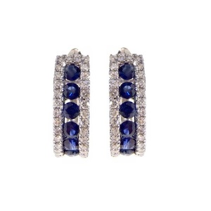 Boucles d'oreilles créoles classiques et élégantes en or blanc 18 carats avec diamants SI et saphir bleu rond pour femmes, cadeau de mariage et occasions de fête - Product Image 1