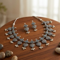 DIVYORO Ensemble collier et boucles d'oreilles en argent oxydé avec pierre bleue motif feuille pour femme, idéal pour les fêtes et les fiançailles, pendentif de créateur classique