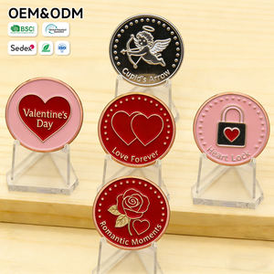 حامل عرض عملات معدنية مقبب من الأكريليك، بسمك 38 مم و4 مم، بتصميم قفل قلب أحمر ونقش بالليزر، لامع، بتصميم سهم كيوبيد وشعار الحب الأبدي. - Product Image 4