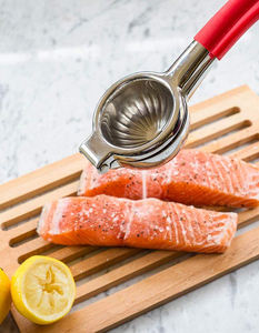 Exprimidor de Limones Manual de Acero Inoxidable con Mango de Silicona al por Mayor - Product Image 4