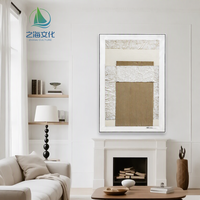 Tableau mural abstrait texturé style simple, collage beige et blanc avec éléments rayés, cadre noir