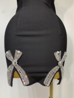Robe de soirée sexy en maille noire à fines bretelles spaghetti, col en V, illusion de perles de diamant, mini robe moulante pour femmes