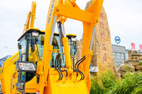 Chargeuse-pelleteuse compacte 5400 kg 4x4 avec godet d'excavation de 0,2 m³ et chargeur de 1 m³ pour la construction urbaine