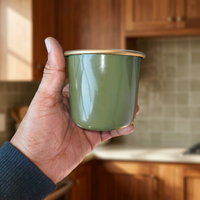 Taza de Metal Esmaltada Verde Oliva con Borde Dorado, Diseño Redondo, Aislamiento Térmico, Ecológica, Apta para Lavavajillas, Regalo Moderno para el Hogar o la Oficina