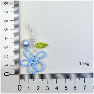 Pendentif tendance pour femme, motif fleurs ajourées, bleu doux, idéal pour mariages et sacs à dos, vente en gros - Product Image 4