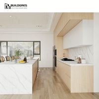 Cuisine sur mesure avec plan ouvert, porte d'armoire en bois grainé, surface facile à nettoyer pour un usage quotidien