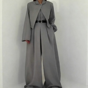 จั๊มสูทเปิดไหล่แบบไม่มีสายสำหรับผู้หญิง พร้อมเสื้อคลุมแบบแจ็คเก็ต - ชุดแฟชั่น 2 ชิ้น - Product Image 1