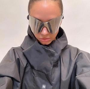 Lunettes de soleil de luxe surdimensionnées noires effet miroir pour femme avec étui, lunettes sans monture pour femme - Product Image 2