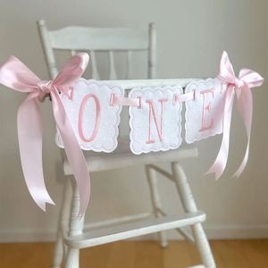 Bannière de premier anniversaire pour filles, thème classique, avec nœuds et festons brodés roses simples pour chaise haute - Product Image 2