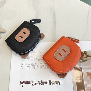 Portefeuille en cuir chic de petite taille avec fonction de blocage RFID et visage d'animal amusant pour un style jeune et décontracté - Product Image 1