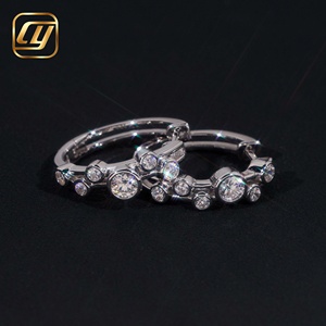 Pendientes de Aro Huggie de Plata de Ley S925 con Moissanita D VVS, Engaste Redondo con Múltiples Piedras, Pequeños Círculos, Joyería Fina - Product Image 6