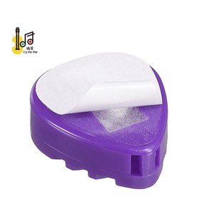 2023 couleur pourpre facile à coller matière <span class=keywords><strong>plastique</strong></span> en forme de triangle collant Portable basse médiator support économiseur boîte Instrument de musique - Product Image 5