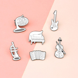 Broche de la serie de instrumentos musicales populares transfronterizos, con diseño de traje blanco de ensueño y patrón de equipo musical pequeño de simulación. - Product Image 2