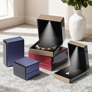 Boîte à bijoux carrée élégante EVERWIN avec éclairage LED, boîte à bagues, étui de rangement pour pendentifs et colliers, pour l'emballage de bijoux - Product Image 2