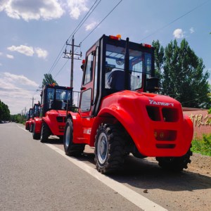 Carretilla elevadora diésel YangFT 4x4 Rough Terrian, carretilla elevadora para terreno, 3 toneladas, 4 toneladas, 5 toneladas, carretilla elevadora para todo terreno, carretilla elevadora de 4 vías - Product Image 1