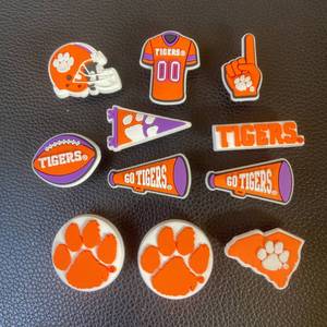 신상품 고품질 스포츠 럭비 신발 액세서리 도매 NCAA 호랑이 로고 NCAA 팬을위한 축구 PVC 막신 신발 매력 - Product Image 2