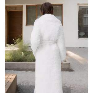 เสื้อโค้ทแมกซี่แบบยาวสำหรับผู้หญิง, เสื้อโค้ทแบบมีสายรัดคอขนแกะขนปุยแบบย้อนกลับ - Product Image 4