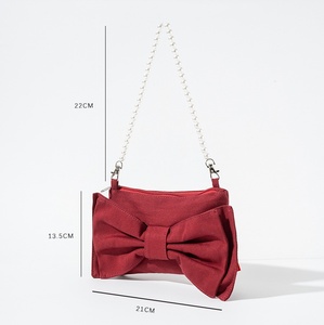 Túi xách hình nơ với chuỗi ngọc trai và nút thắt nơ ba chiều hoàn hảo cho những ngày và đi chơi chắc chắn sẽ thu hút nhiều sự chú ý - Product Image 3