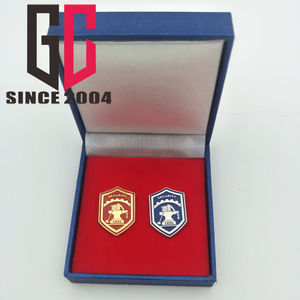 赤いベルベットボックス付き12年工場カスタムゴールドメタルラペルピン - Product Image 3