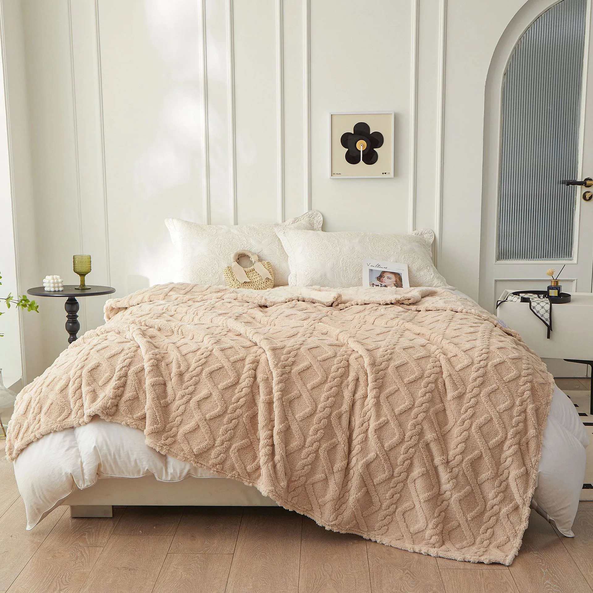 Venta caliente Super suave decoración del hogar logotipo personalizado siesta hinchada tela de tafetán de poliéster mantas para sofá