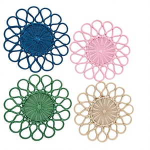 Plateau rond en rotin écologique, design bohème, motif floral, fait main, plateau de service tissé pour la décoration de mariage et de fête - Product Image 1