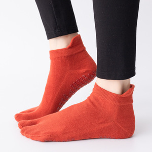 Haute qualité coton peigné 2 orteils fendus doigt Pilates Yoga chaussettes antidérapant sabots tongs intérieur sol sport danse cheville chaussettes - Product Image 4
