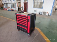 Coffre à outils mobile industriel rouge et noir à 7 niveaux avec tiroirs à glissière fluide, idéal pour les mécaniciens et l'entretien en usine
