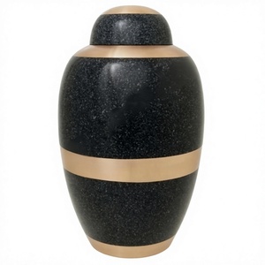 Urne en laiton artisanale et détaillée Axiom Home Accents, surface lisse, pour des souvenirs commémoratifs précieux - Product Image 1