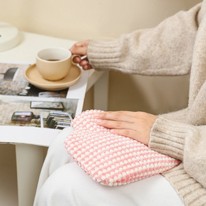 Bolsa de Agua Caliente de Gran Tamaño con Funda a Cuadros para Compresas Calientes y Calentamiento Corporal - Product Image 2