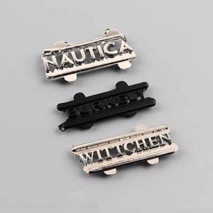 Étiquettes métalliques en alliage de zinc avec gravure personnalisée, idéales pour la production en série dans les usines pour sacs et vêtements. - Product Image 2