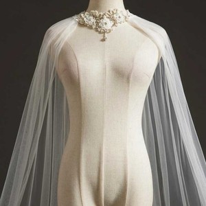 <span class=keywords><strong>Voile</strong></span> de <span class=keywords><strong>mariée</strong></span> de luxe QUEENS GOWN, entièrement brodé à la main avec des fleurs 3D en cristal et perles, châle <span class=keywords><strong>cape</strong></span> long et fluide en ivoire - Product Image 1